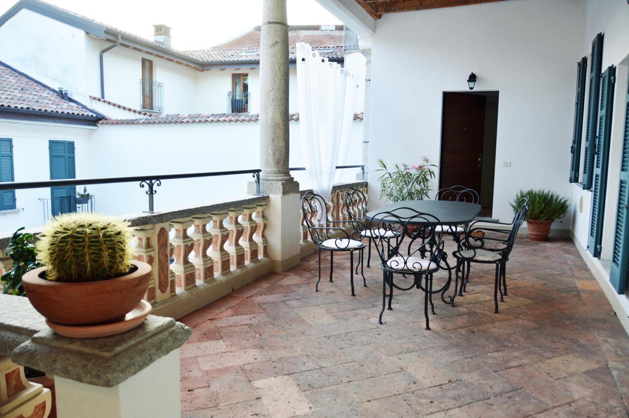 Villa Maghetti - Modernized Flat In Historic Palazzo In The Center Of Luino Ngoại thất bức ảnh